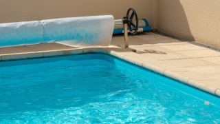 Hallan a bebé de 11 meses inconsciente en piscina en vivienda de Phoenix