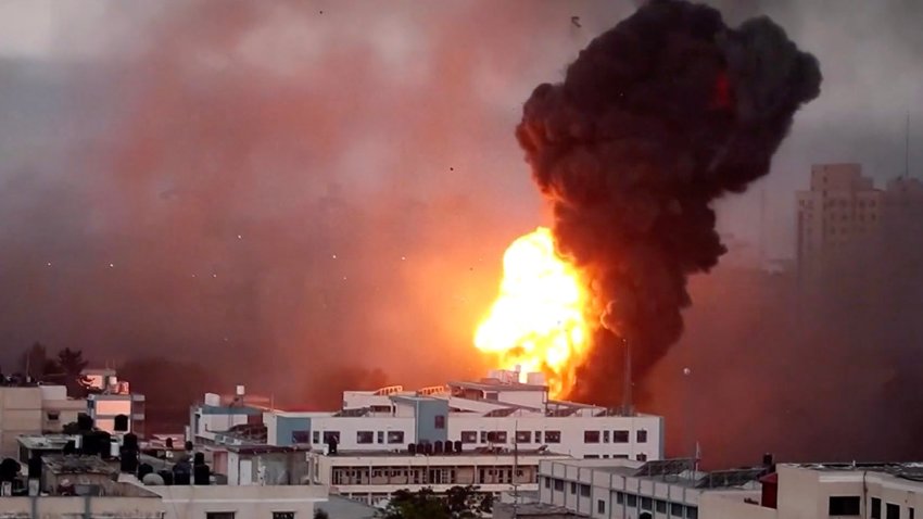 Video: a puros bombazos, Israel derriba edificios enteros en la Franja de Gaza