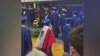 Le niegan el diploma a estudiante tras usar bandera mexicana en su acto de graduación