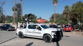 Fotografía de un vehículo de la Guardia Nacional de México en donde viajan varios agentes armados