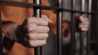 Reo dentro de celda en cárcel