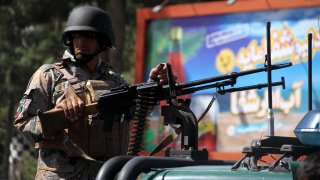 A primera hora de la mañana, las fuerzas de seguridad abandonaron Kunduz para atrincherarse en el aeropuerto provincial.