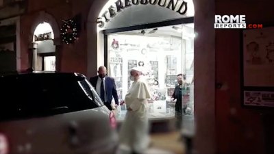 En video: el papa Francisco sale del Vaticano y visita una tienda de discos en Roma