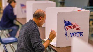 Unos 855,000 latinos votarán en Arizona, el 20% del total del electorado del estado, según proyecciones de la Asociación Nacional de Funcionarios Latinos Elegidos y Designados (NALEO). (Foto de archivo)