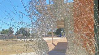 Dos arrestados tras incendio y vandalismo en escuela de Tucson