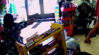 Mujer encapuchada asalta a punta de pistola gasolinera en Flagstaff