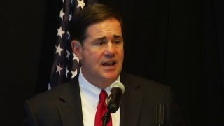 Ducey utiliza fondo de $ 95 millones en ayuda para el COVID-19 para aumentar el sueldo de oficiales