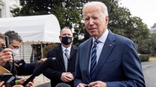 El presidente Joe Biden habla con la prensa en la Casa Blanca, el jueves.