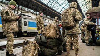 Soldados ucranianos esperan un tren en Kiev para dirigirse a las zonas de combate, el jueves.