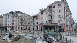 Vista general del edificio histórico del Hotel Ucrania después del reciente bombardeo en Chernihiv, Ucrania, el 12 de marzo de 2022. La infraestructura civil de la ciudad está siendo objeto de ataques aéreos.
