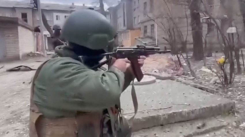 Dramático video: soldados separatistas esquivan balazos en pleno combate en Ucrania