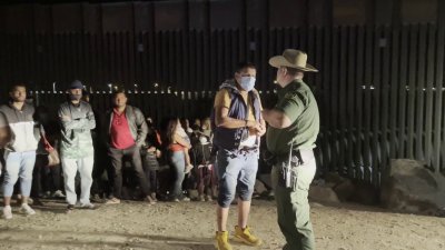 “Solo me puedo llevar 13 personas”, dice agente de CBP a migrantes en Yuma