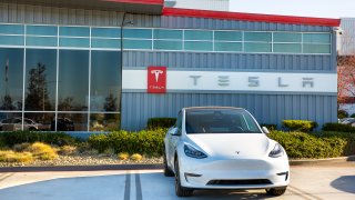 Tesla se une al grupo de grandes empresas que han introducido políticas similares para beneficiar a las trabajadoras afectadas por las nuevas restricciones en los últimos meses.