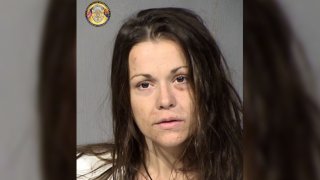 Arrestan a mujer acusada de matar a un familiar en Peoria