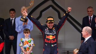 Sergio Pérez de México celebra su triunfo en el Gran Premio de Fórmula 1 de Mónaco el 27 y 28 de mayo de 2022 en Montecarlo, Mónaco.