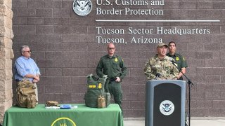 Patrulla Fronteriza en Tucson empezará entregar a migrantes y agentes kits de mitigación para el calor