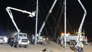 Tormentas monzónicas derribaron más de 400 postes de energía APS en Arizona