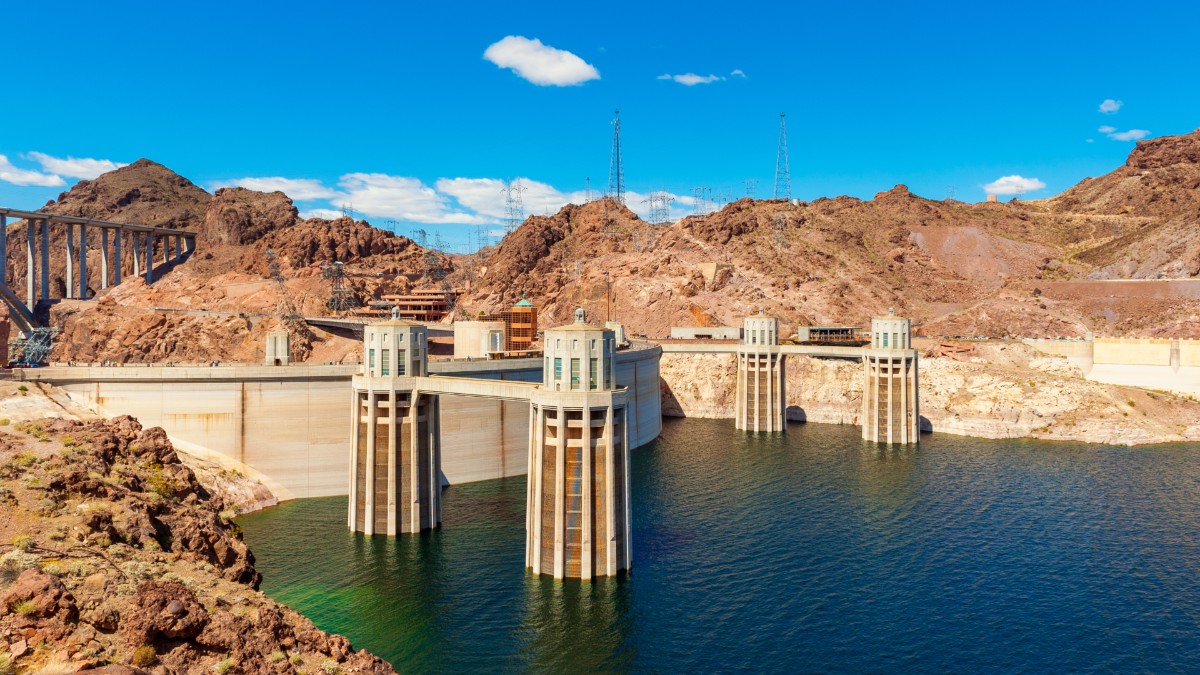 El río Point Wolfe pasa a través de un desfiladero boscoso, hacia