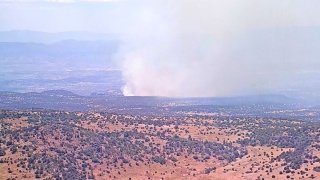 Helicópteros tipo 1 combaten el incendio forestal, de acuerdo con Autoridades del Bosque Nacional Coconino.