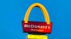 Por qué algunos restaurantes de McDonald’s sólo tienen un arco dorado
