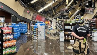 Investigan colapso parcial del techo e inundación de tienda Bashas en Glendale
