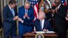 Biden convierte en ley ambiciosa medida sobre cambio climático, atención médica e impuestos
