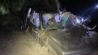 Hallan cuerpo de hombre dentro de auto sumergido en Kingman