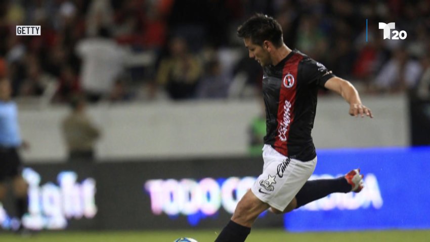 Raúl Enríquez Arámbula de Tijuana controla el balón durante un partido entre Atlas y Tijuana como parte del Clausura 2013 – Liga MX en el Estadio Jalisco el 3 de marzo de 2013 en Guadalajara, México.