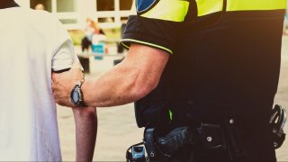 Arrestan a dos estudiantes en Kingman por supuestamente planear un tiroteo en la escuela