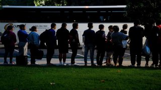 Los lugares a menudo no tienen espacio para albergar a los migrantes. Debido a que esas direcciones aparecen en los papeles de los migrantes, las agencias encargadas podrían enviar avisos previos a estos lugares donde los inmigrantes son enviados.