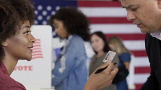 ¿Vas a votar hoy? Estas son las identificaciones válidas que debes llevar a los centros de votación en Arizona