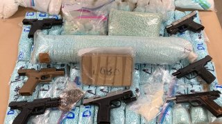 Decomisan 160, 000 pastillas de fentanilo, armas y efectivo en Tempe
