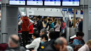 Decenas de familias son víctimas de cancelaciones de vuelos a último minuto.