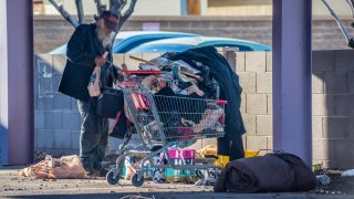 ACLU demanda a la ciudad de Phoenix para detener redadas en campamentos de personas sin hogar