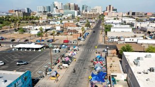 Juez ordena a la ciudad de Phoenix detener redadas en campamentos de personas sin hogar