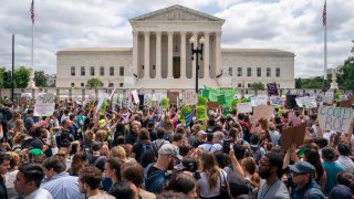 Personas a favor y en contra del derecho al aborto se manifiestan frente a la Corte Suprema de Estados Unidos, en Washington, en una fotografía de archivo.