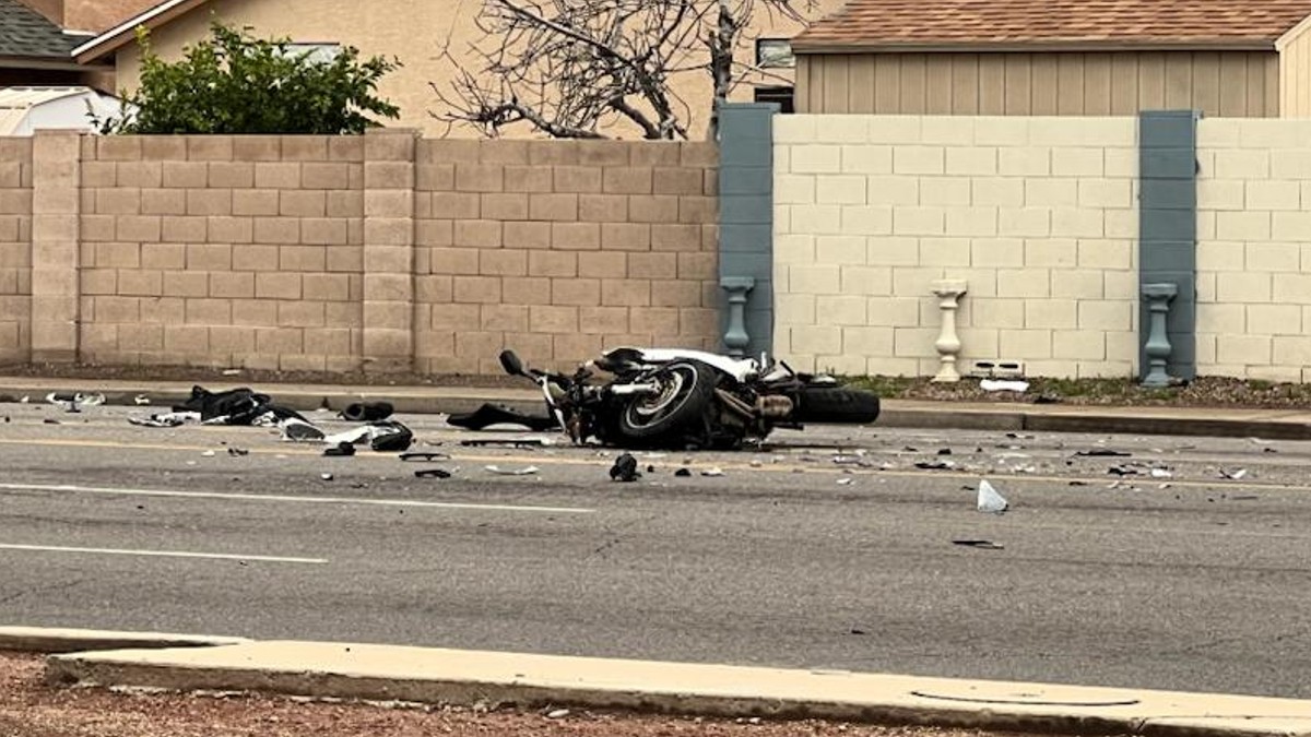 Accidente en Phoenix deja a dos personas a bordo de motocicleta con