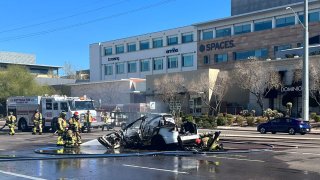 Tesla choca contra un edificio en Scottsdale y se incendia