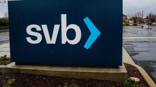 Silicon Valley Bank es cerrado por los reguladores, FDIC para proteger los depósitos asegurados.