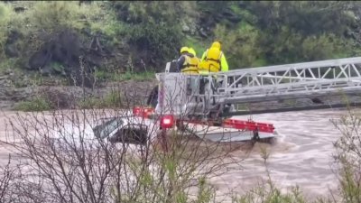 En video: así rescataron a dos personas atrapadas en zona inundada en Cave Creek