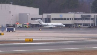 El avión fue desviado al aeropuerto de Bradley el viernes tras la muerte de un pasajero por una turbulencia.