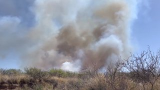 Incendio forestal consume al menos 30 acres al norte de Douglas