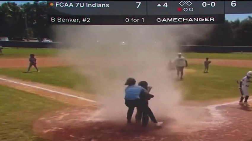 En video: acción heroica ante feroz torbellino que irrumpió en partido de béisbol infantil