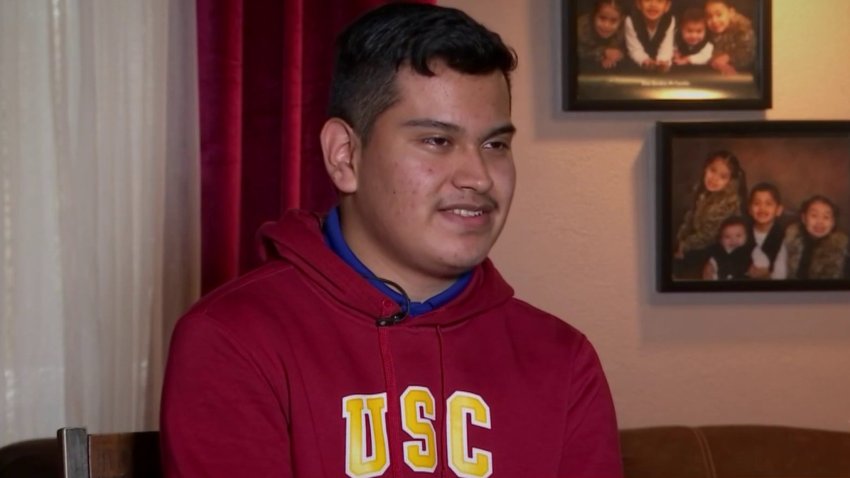 Joven hispano con autismo se gradúa con honores