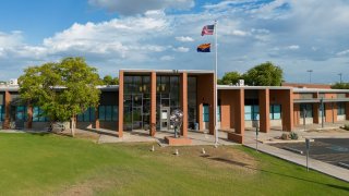 Reabren Arcadia High School tras presunta amenaza; detienen a un estudiante