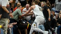 NBA playoffs: multan con $25,000 a Jokic por altercado con el dueño de los Suns