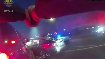 En video: policías disparan a mujer por negarse a detener su auto