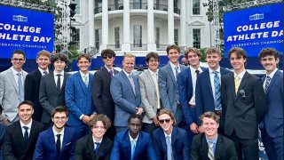 Equipo de campo traviesa de NAU celebra su campeonato nacional con visita a la Casa Blanca