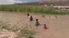En video: familias juarenses se refrescan en las aguas del Río Grande ante el calor extremo
