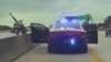 Video: se lanza a los autos en plena autopista, un oficial se tira para rescatarlo